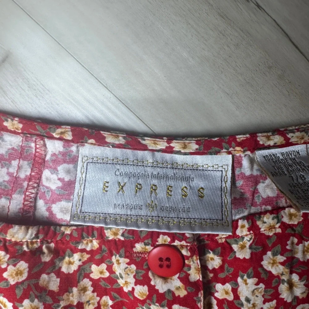 Express Vintage 90s Red and Cream Floral Button up Mini Skirt Size 7/8 - Picture 2 of 4